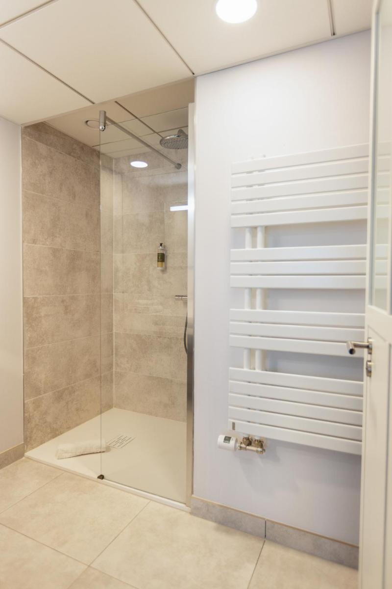 Salle de bains dans l'établissement Eco-Domaine La Fontaine - HOTEL-SPA - 300 m Plage de la Fontaine aux Bretons