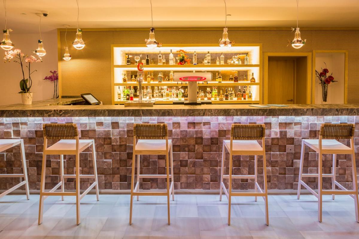 El salón o zona de bar de Grand Palladium Select Palace Ibiza - All Inclusive