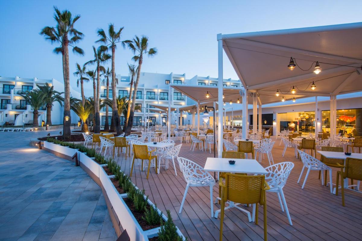Un restaurante o sitio para comer en Grand Palladium Select Palace Ibiza - All Inclusive