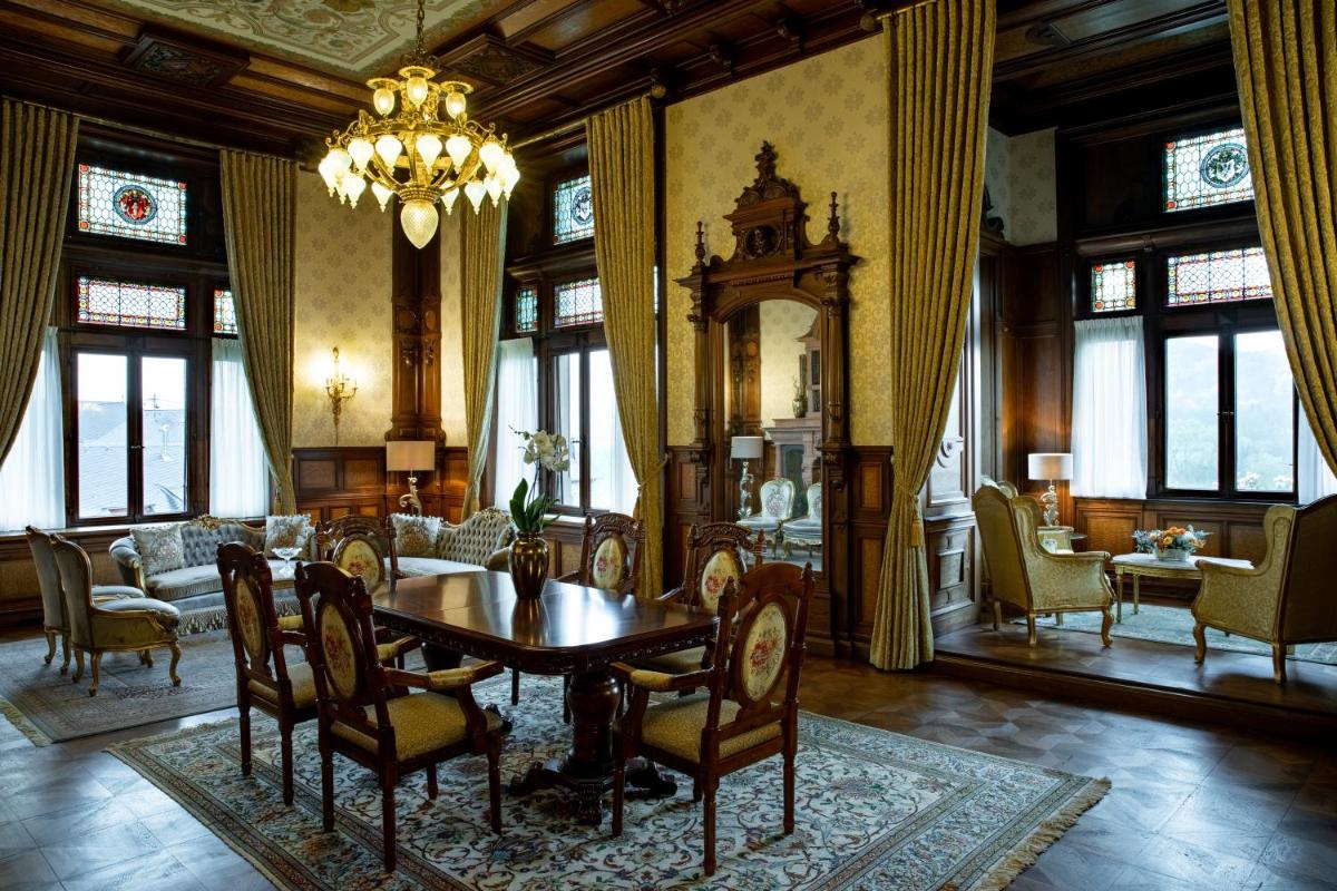 Ein Sitzbereich in der Unterkunft Schloss Lieser, Autograph Collection