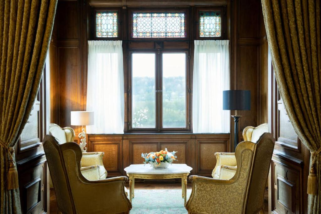 Ein Sitzbereich in der Unterkunft Schloss Lieser, Autograph Collection