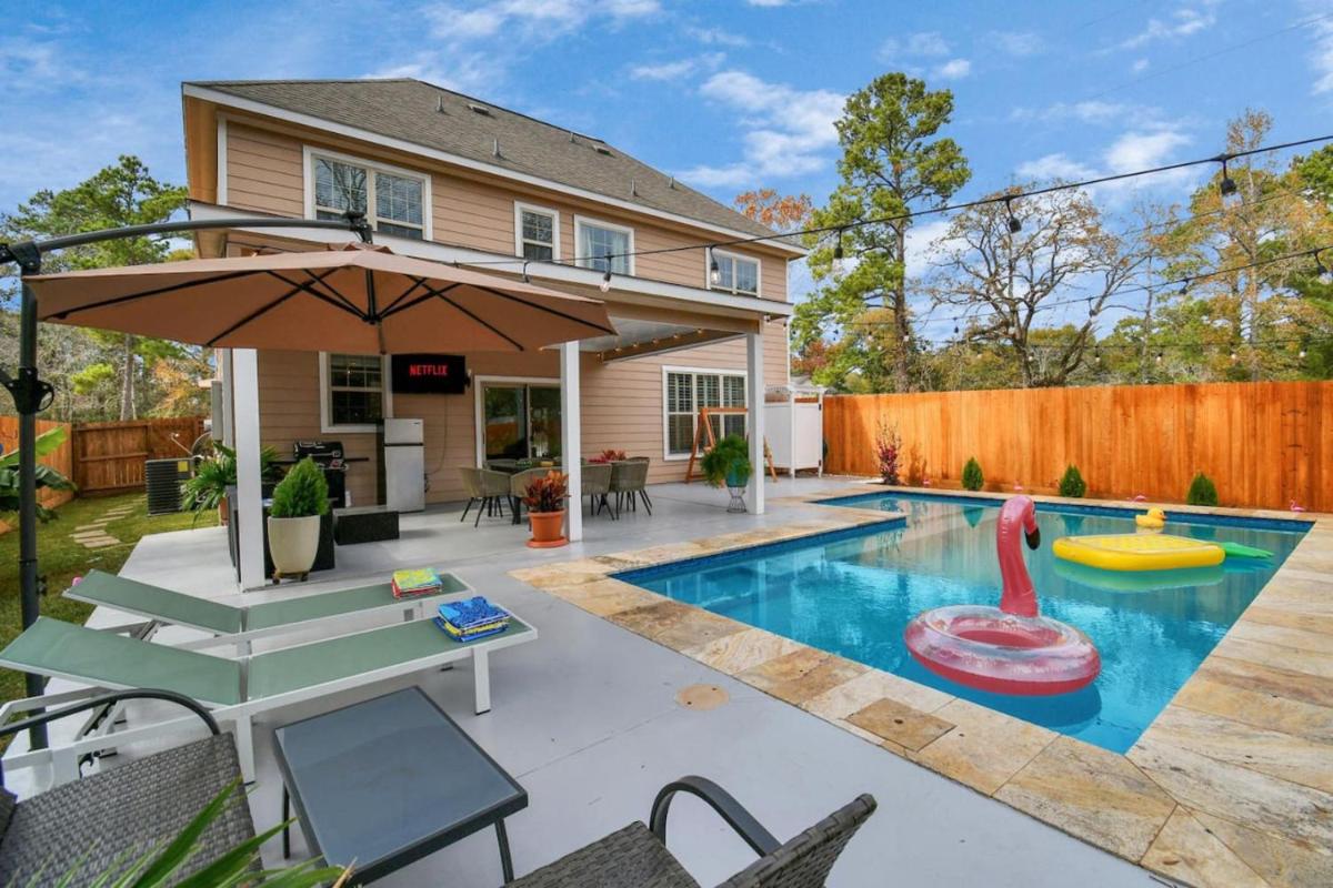Tropical Getaway with Pool and Game Room - Housity