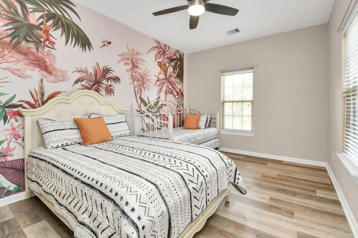 Tropical Getaway with Pool and Game Room - Housity