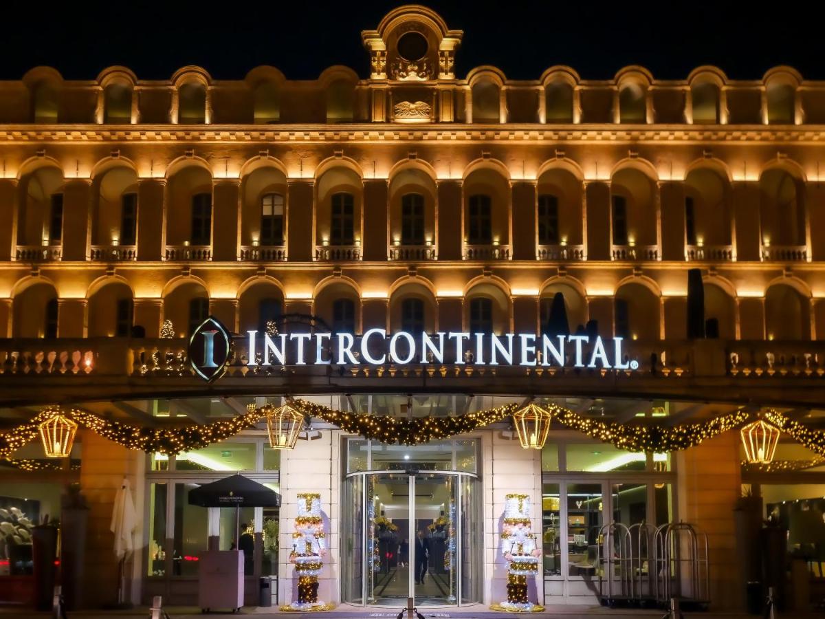 un bâtiment avec une enseigne indiquant « international » dans l'établissement InterContinental Marseille - Hotel Dieu by IHG, à Marseille