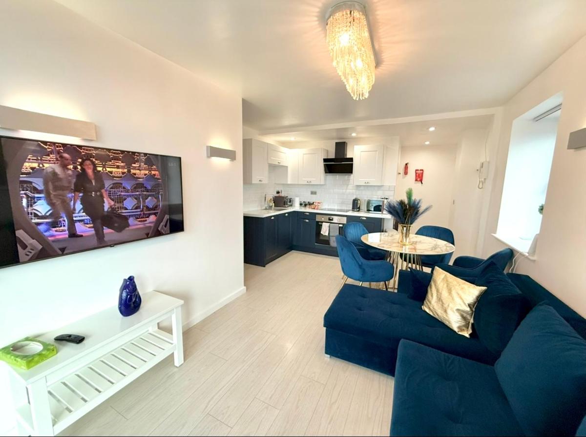 Elegant two bedroom city central apartment with netflix & WiFi - Hizvo
