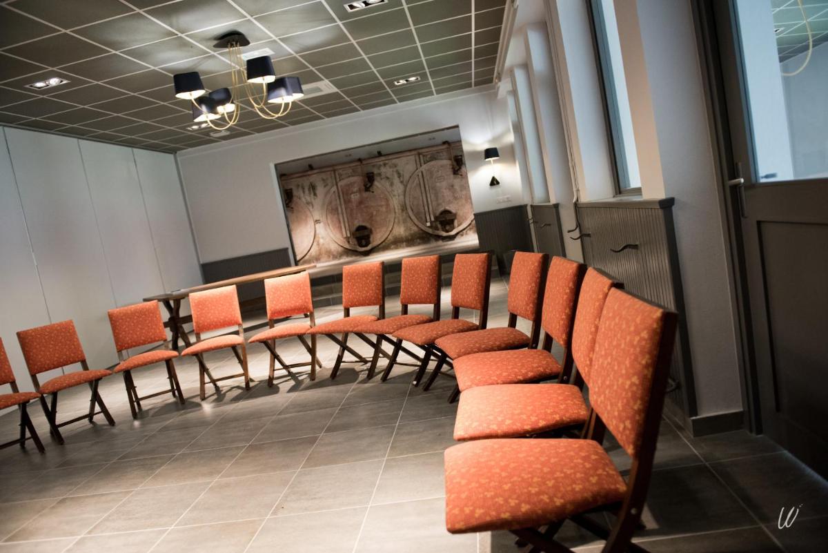 - une rangée de chaises dans une salle d'attente dans l'établissement Armes de Champagne, à Châlons-en-Champagne 52 autres photos
