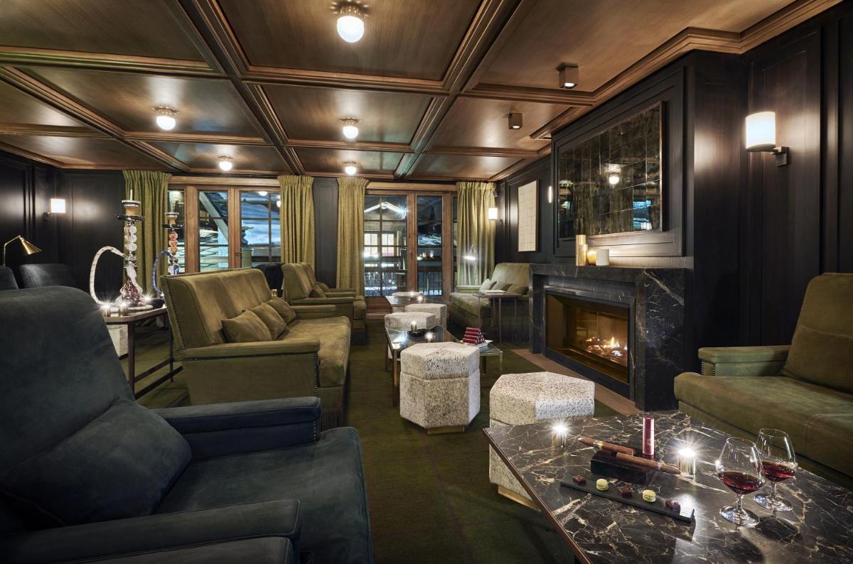 Coin salon dans l'établissement Apogée Courchevel, Oetker Hotels