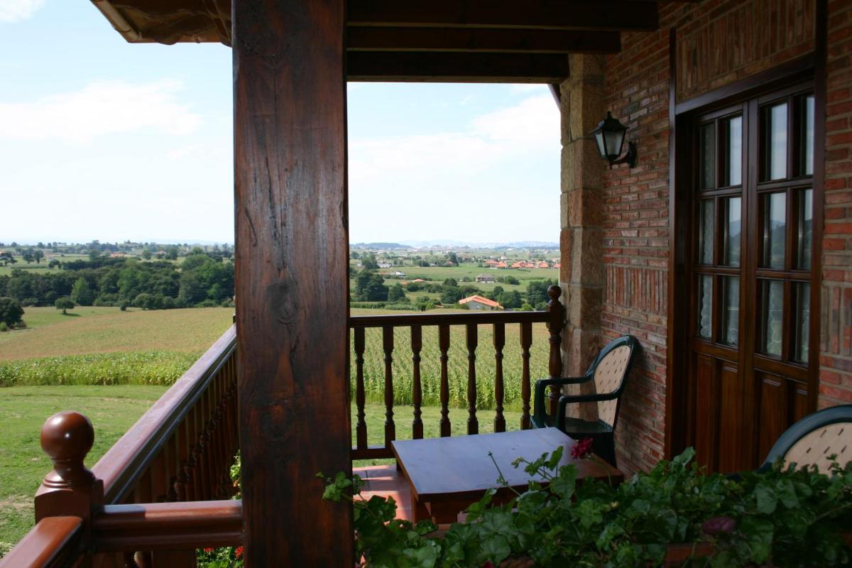 Un balcón o terraza de Hotel "Posada de Cantabria EL SOLAR" -Cenas típicas y Gintonic- Bar -Terraza panorámica