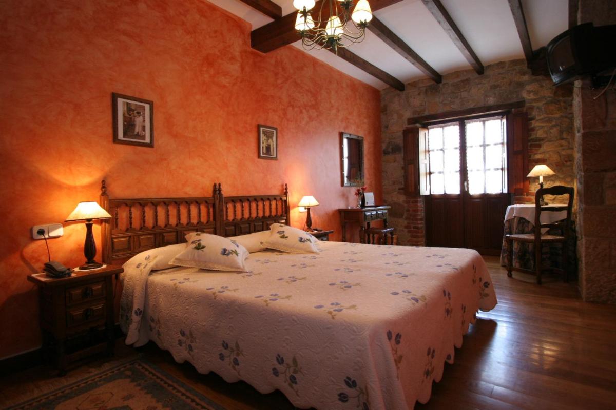 Cama o camas de una habitación en Hotel "Posada de Cantabria EL SOLAR" -Cenas típicas y Gintonic- Bar -Terraza panorámica