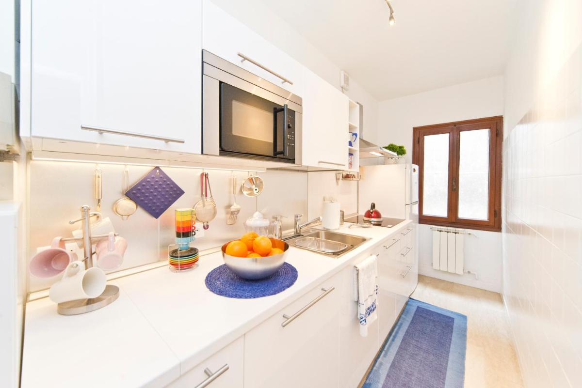Venice Heaven Apartments Ca Matilde a stone's throw away from Campo Santo Stefano - Housity
