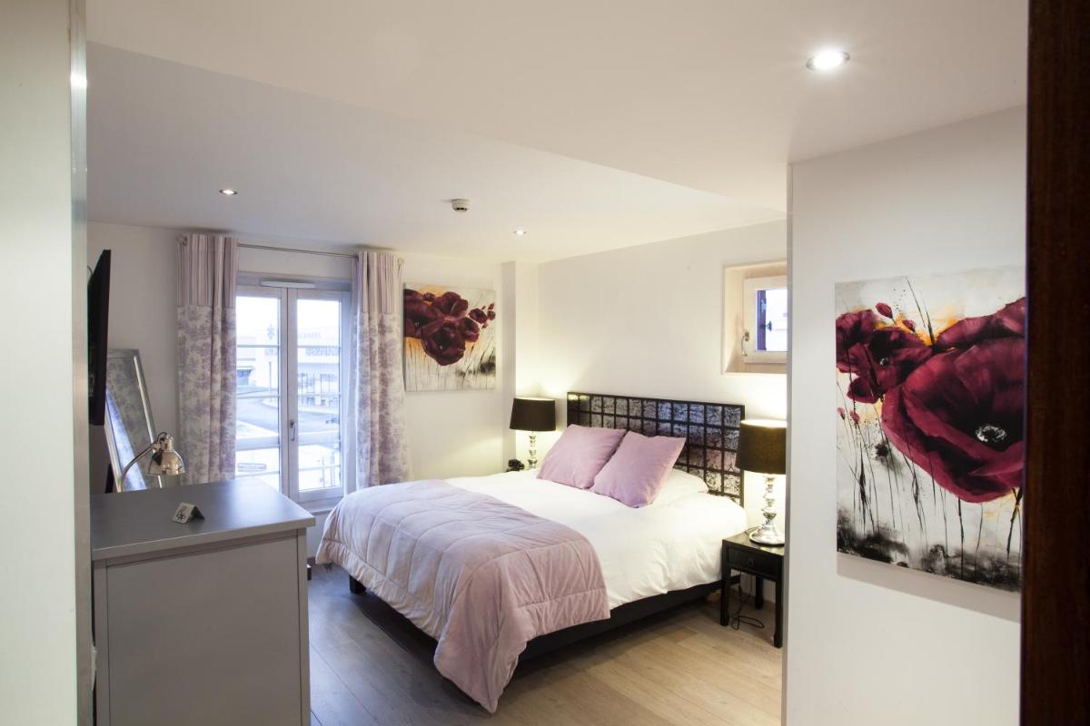 Un ou plusieurs lits dans un hébergement de l'établissement Auberge De Maison Rouge