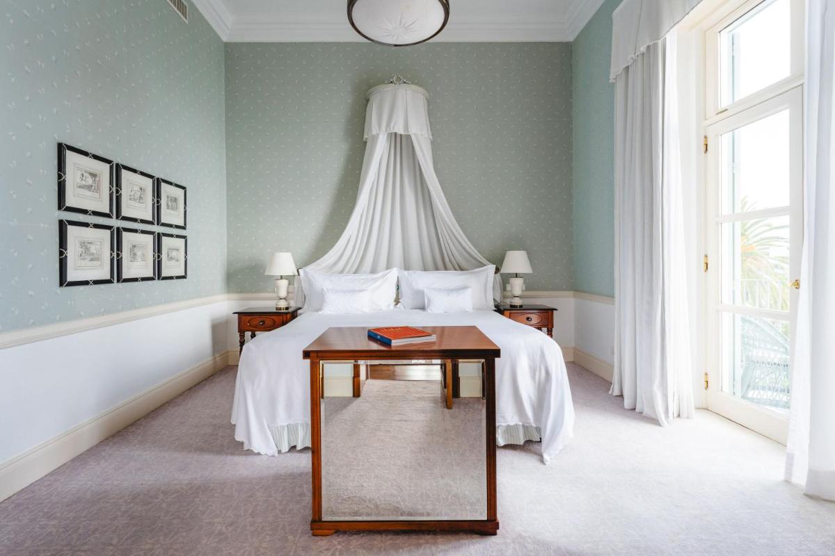Uma cama ou camas num quarto em Reid's Palace, A Belmond Hotel, Madeira