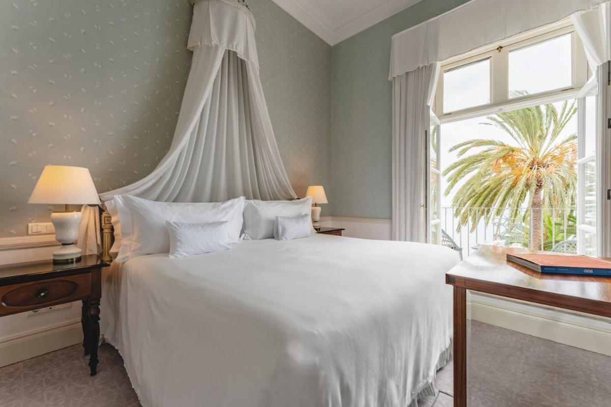 Uma cama ou camas num quarto em Reid's Palace, A Belmond Hotel, Madeira
