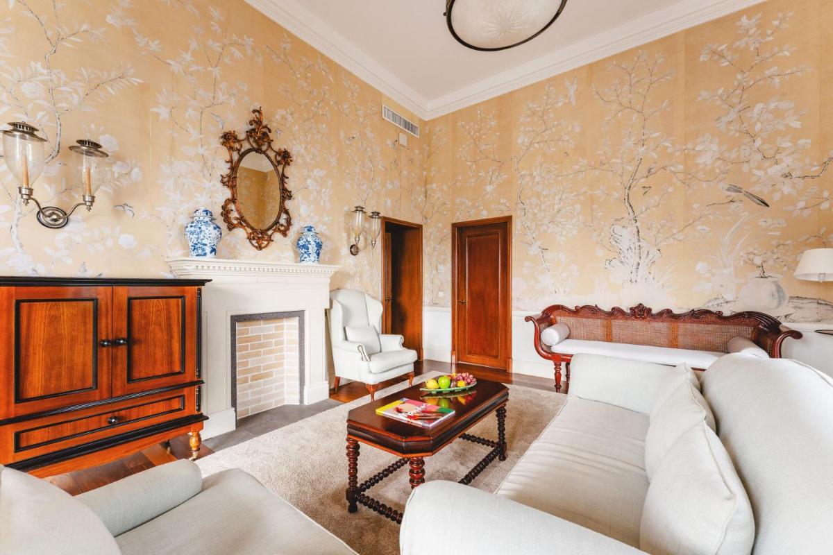 Uma área de estar em Reid's Palace, A Belmond Hotel, Madeira