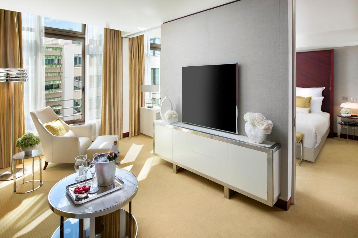 Télévision ou salle de divertissement dans l'établissement Mandarin Oriental, Paris