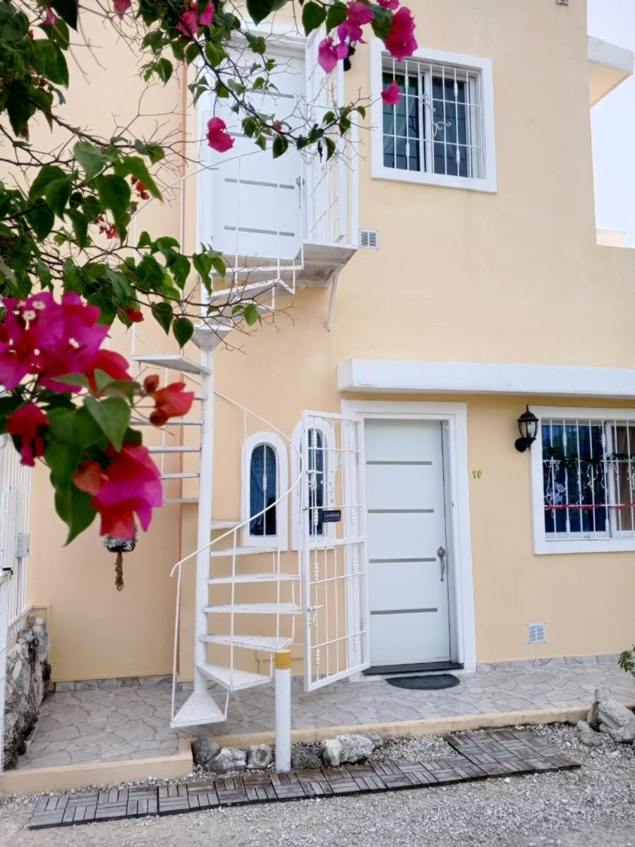 AVE FENIX Apartments - Housity