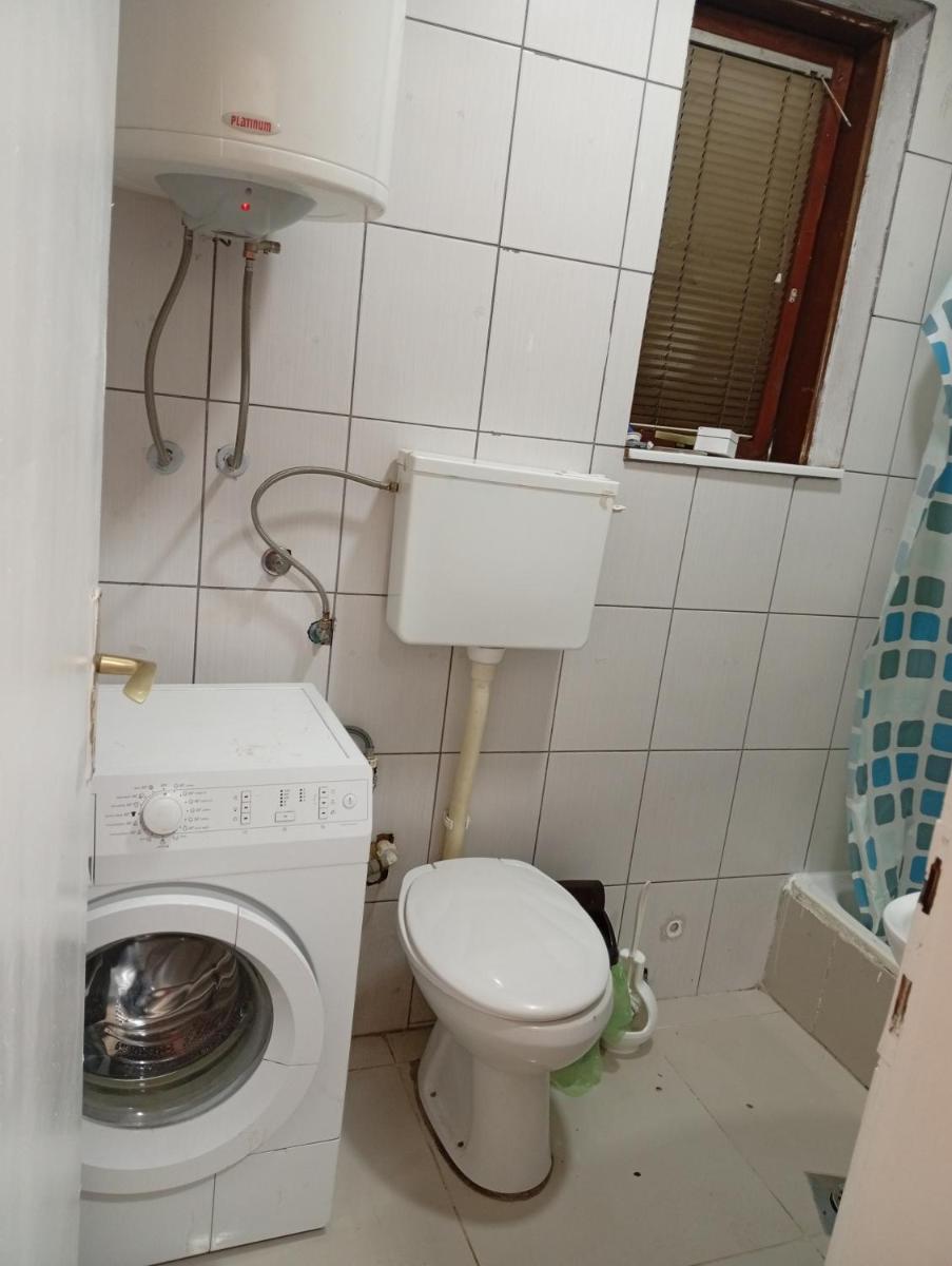 Zuta kuca na kraj sela - Housity