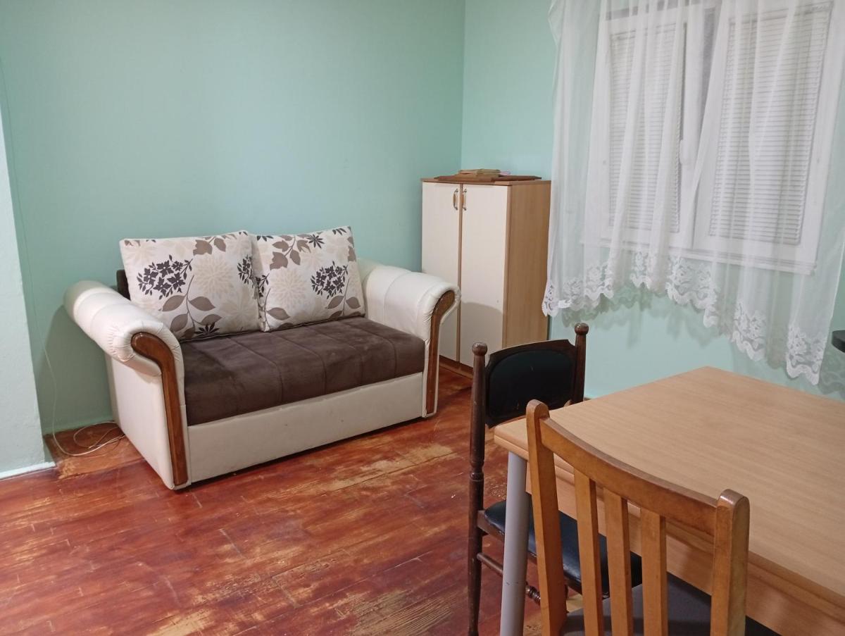 Zuta kuca na kraj sela - Housity