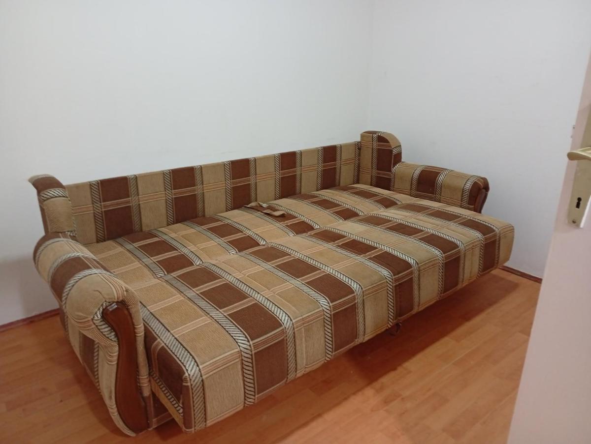 Zuta kuca na kraj sela - Housity