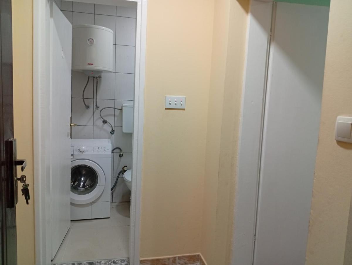 Zuta kuca na kraj sela - Housity