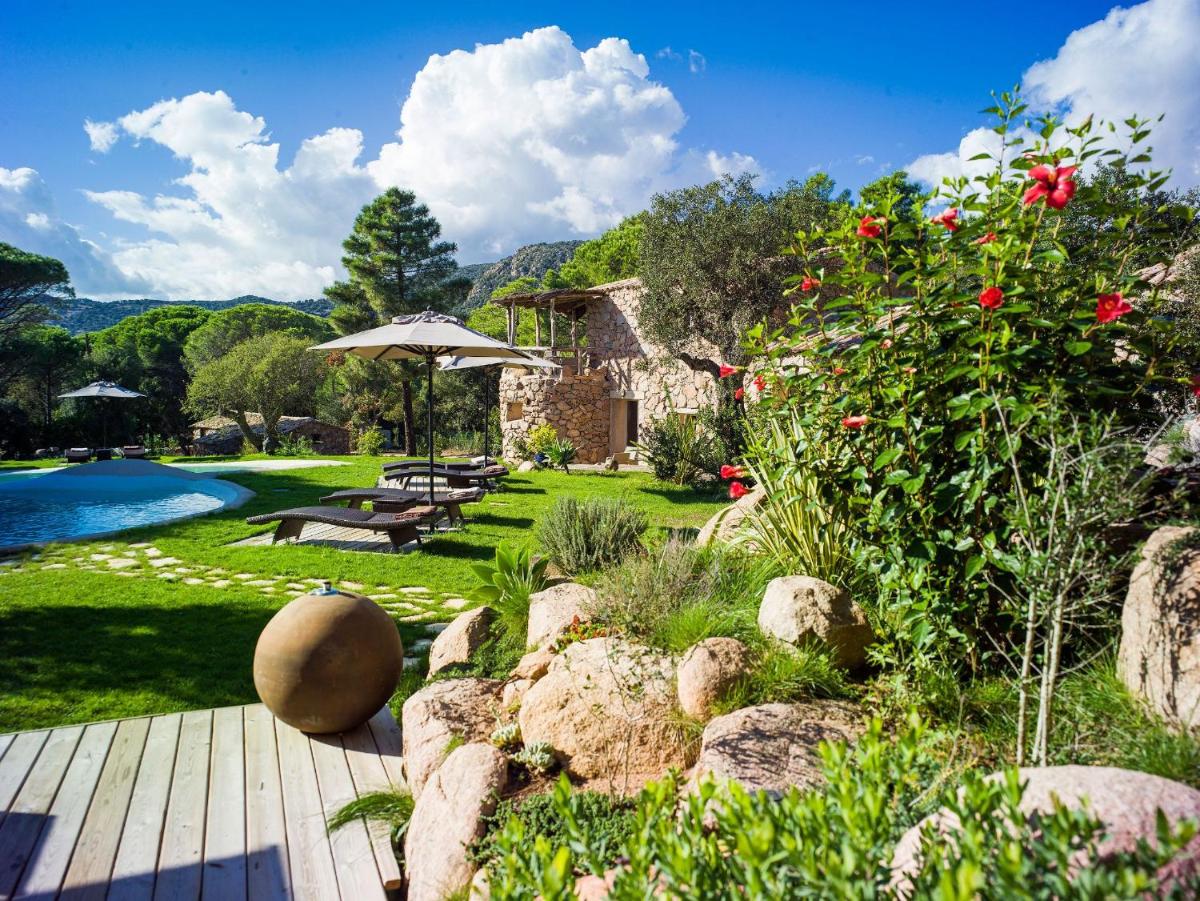 Jardin de l'établissement Hôtel Ambassador Palombaggia