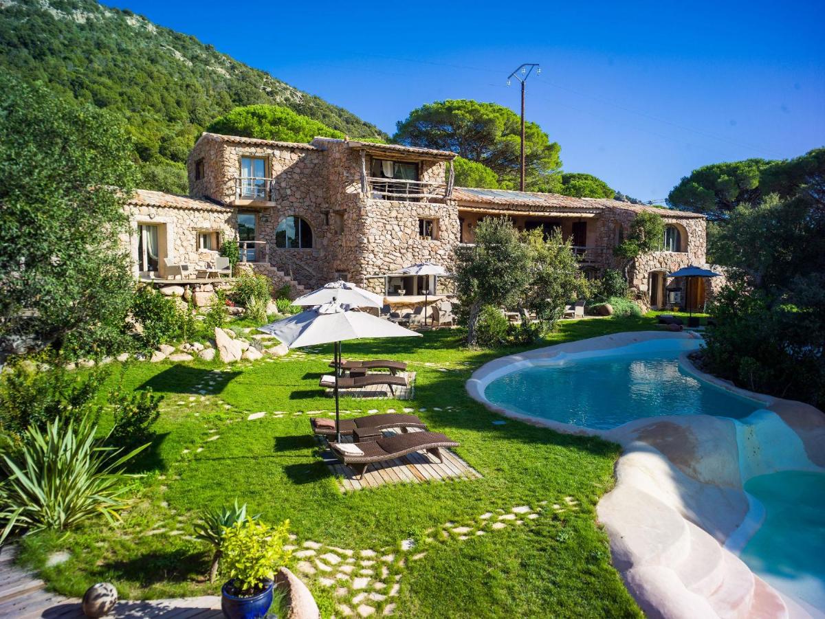 Piscine de l'établissement Hôtel Ambassador Palombaggia ou située à proximité