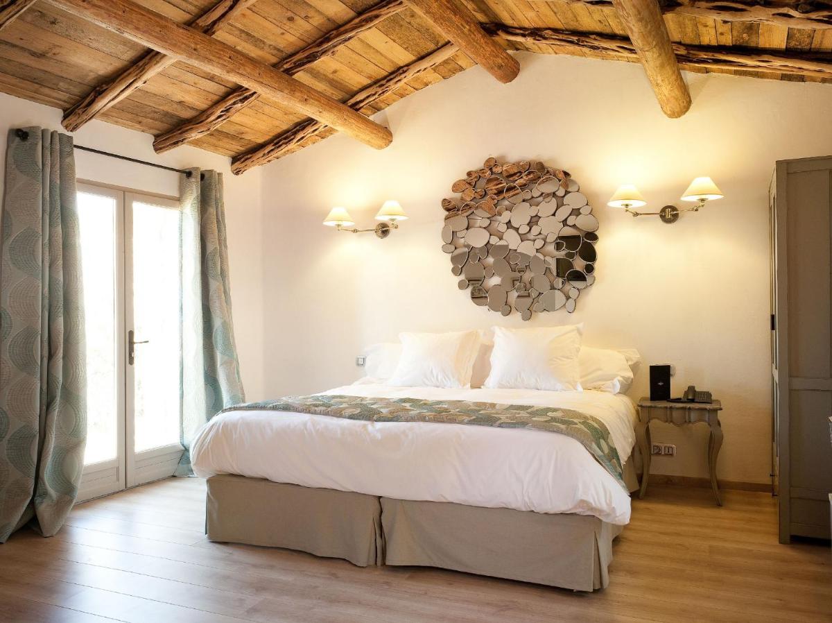 Un ou plusieurs lits dans un hébergement de l'établissement Hôtel Ambassador Palombaggia