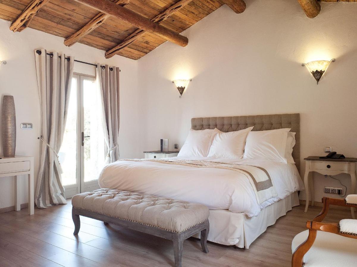Un ou plusieurs lits dans un hébergement de l'établissement Hôtel Ambassador Palombaggia
