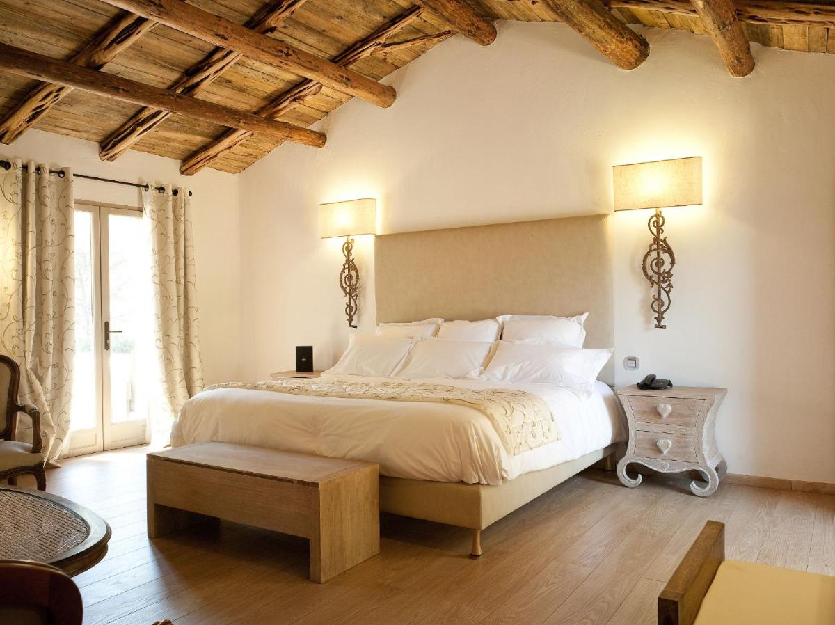 Un ou plusieurs lits dans un hébergement de l'établissement Hôtel Ambassador Palombaggia
