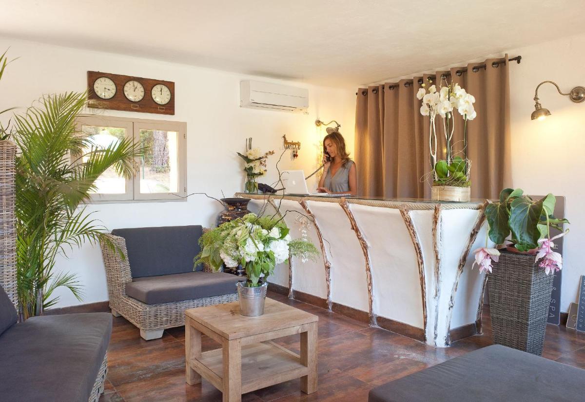 Coin salon dans l'établissement Hôtel Ambassador Palombaggia