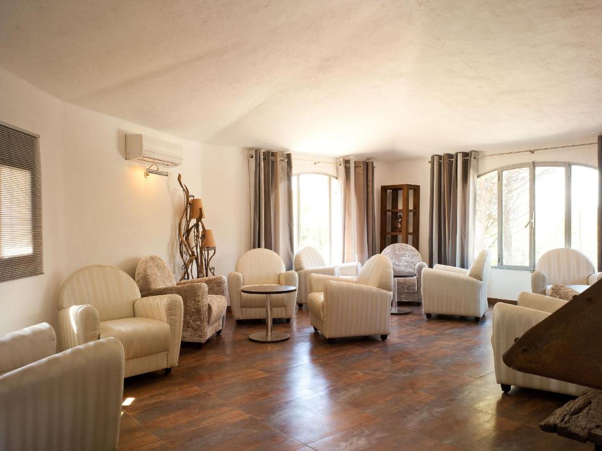 Coin salon dans l'établissement Hôtel Ambassador Palombaggia
