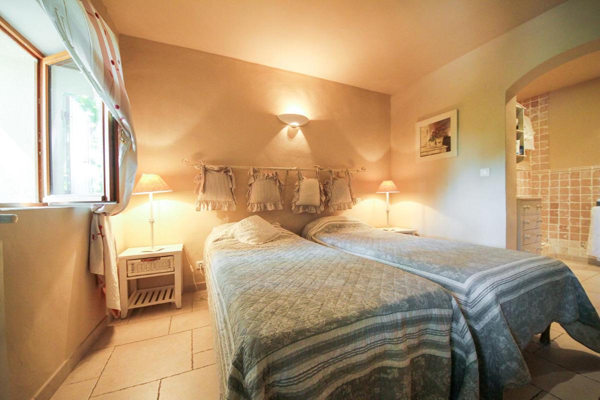 Un ou plusieurs lits dans un hébergement de l'établissement Les Carmes and spa