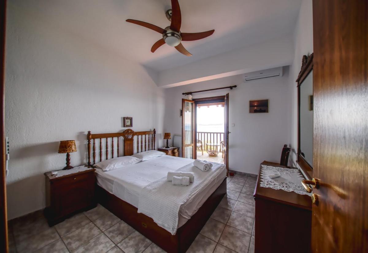 Beachfront villa with huge garden, 3br, Halkidiki - Housity
