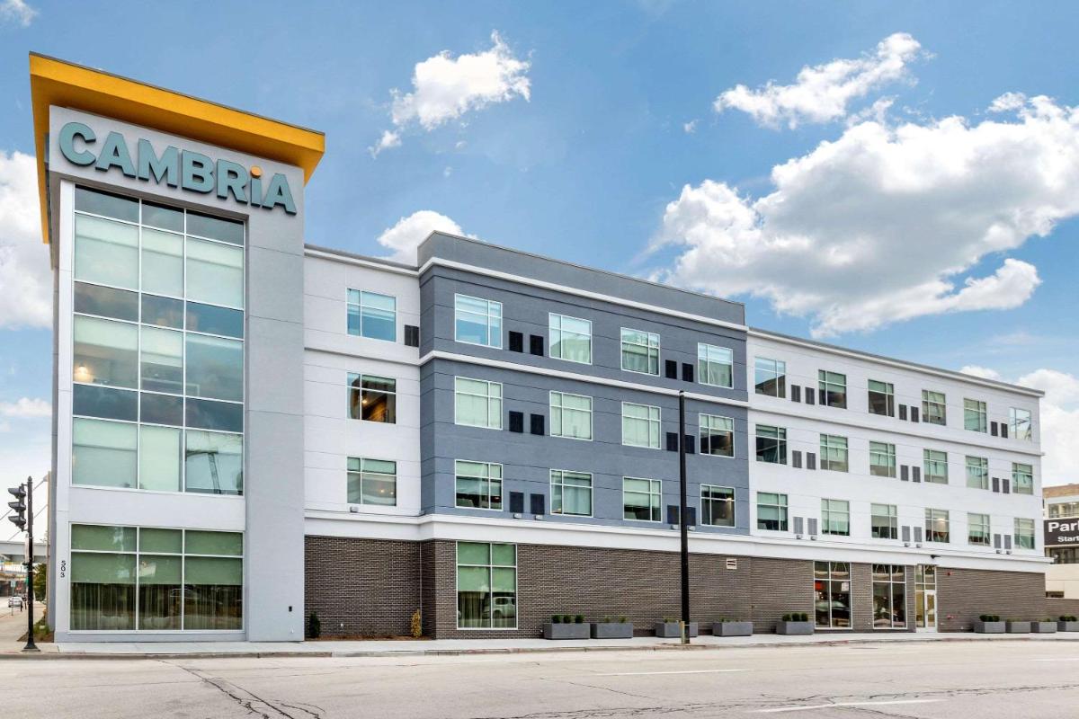 Cambria Hotel Milwaukee Downtown - Housity