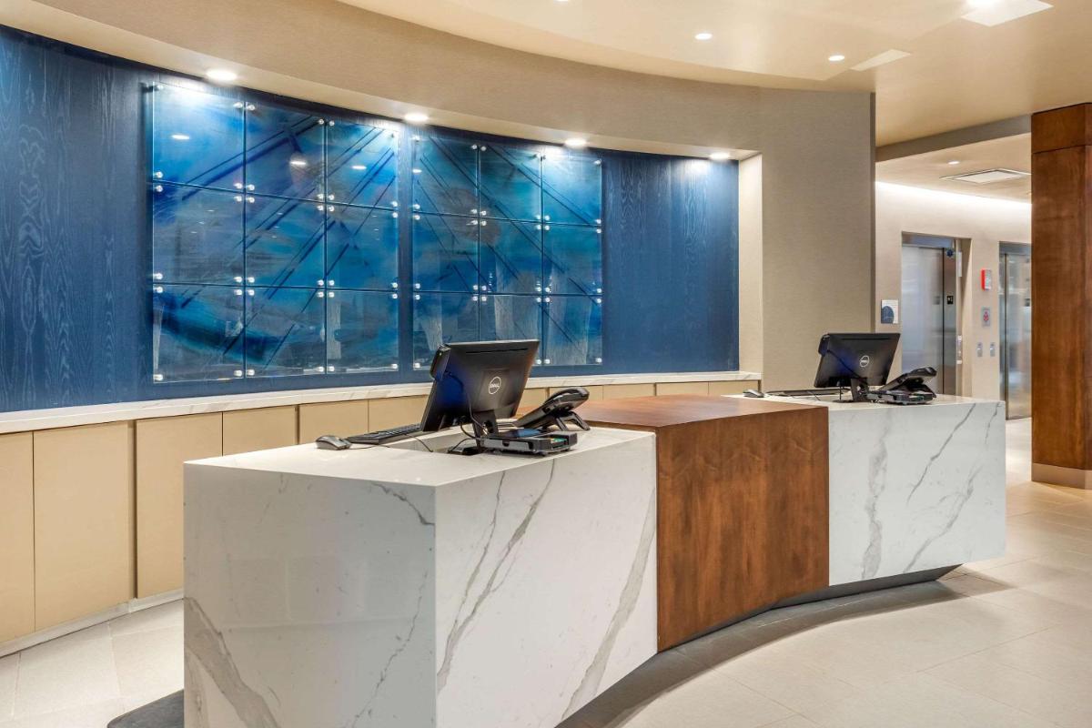 Cambria Hotel Milwaukee Downtown - Housity