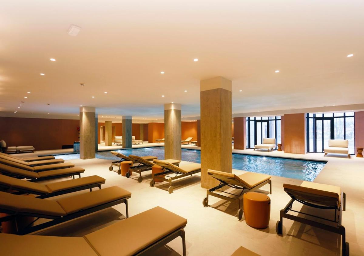 uma piscina com espreguiçadeiras e uma piscina em Montebelo Viseu Congress Hotel & Spa em Viseu
