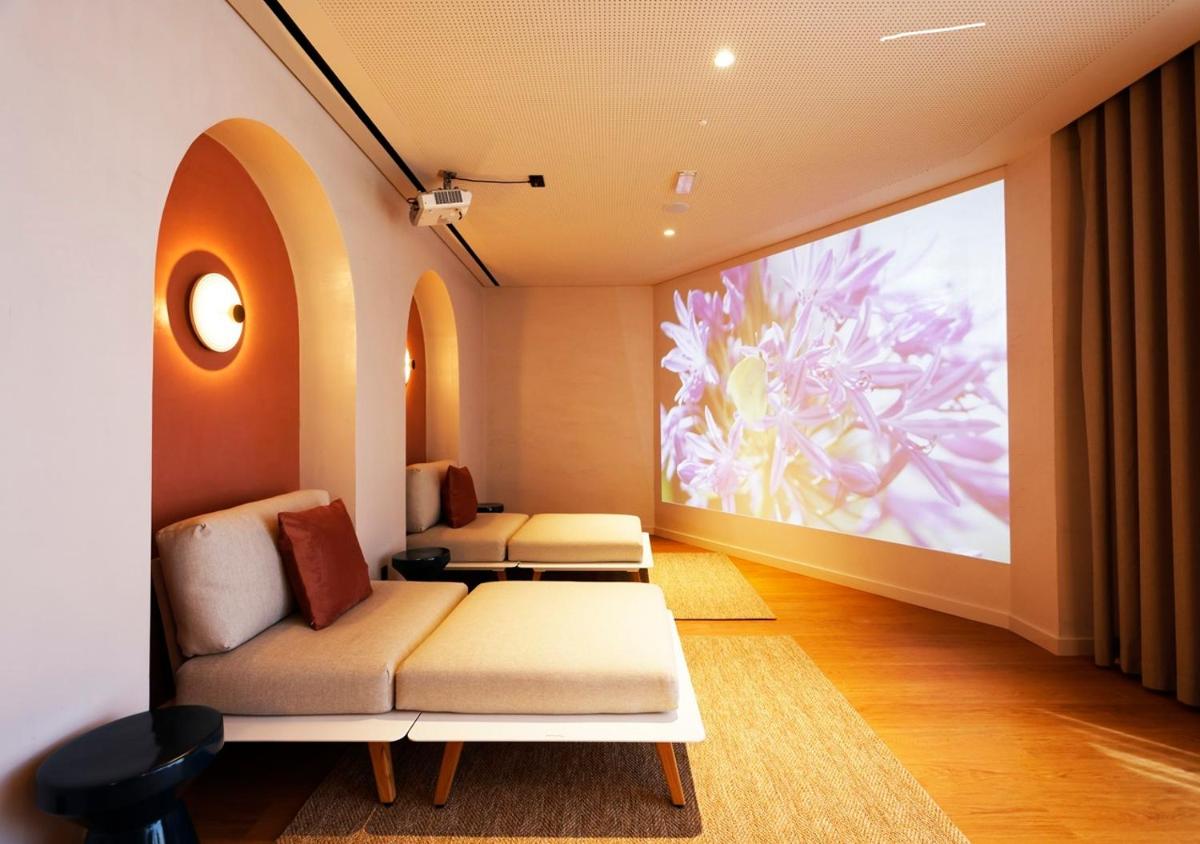 uma sala de estar com dois sofás e um grande ecrã em Montebelo Viseu Congress Hotel & Spa em Viseu
