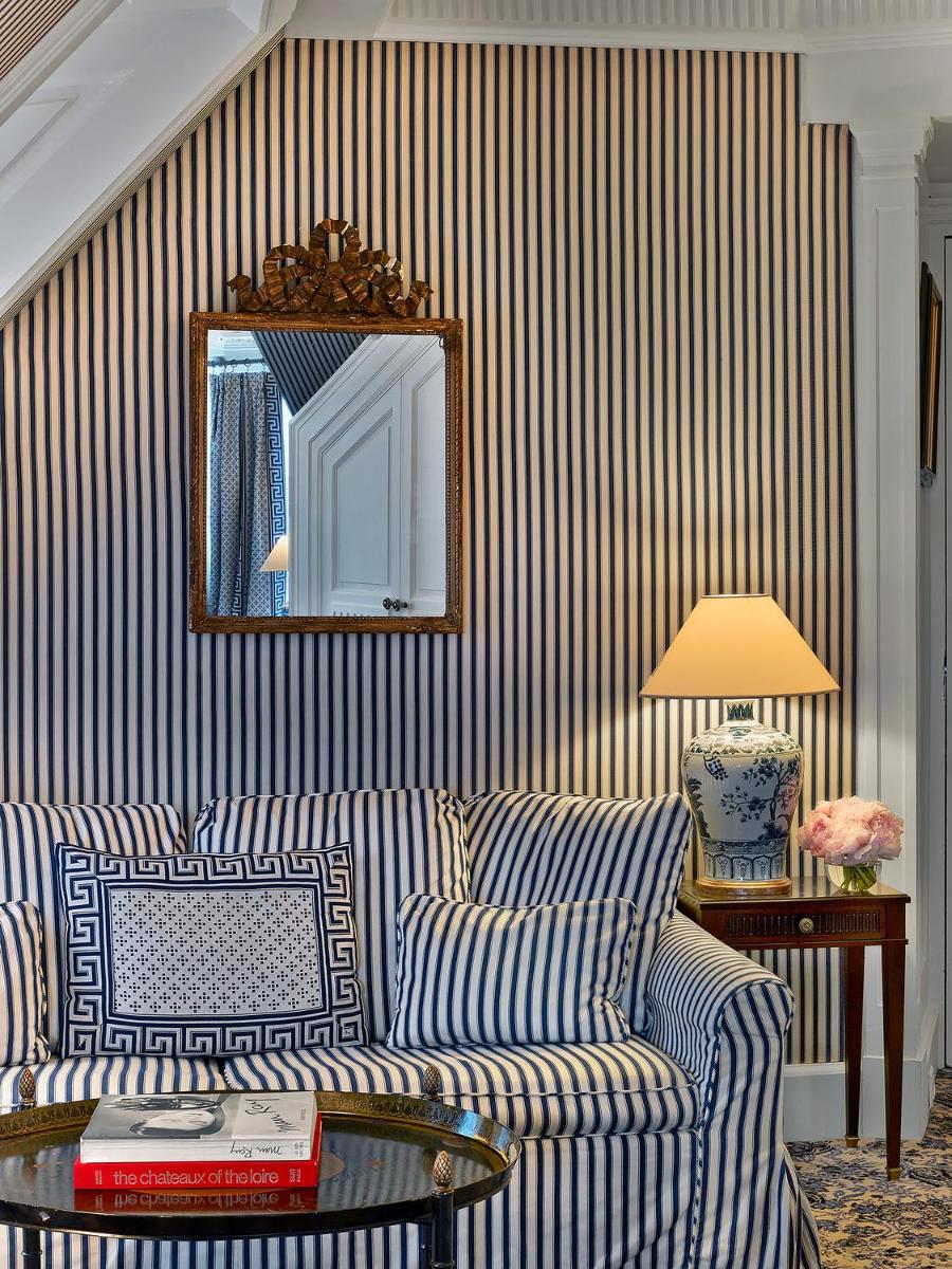 un salon avec un canapé et un miroir dans l'établissement Le Dokhan's Paris Arc de Triomphe, a Tribute Portfolio Hotel, à Paris