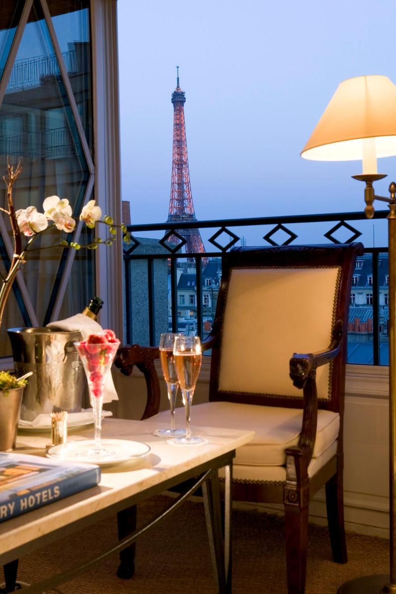 - une table avec des verres à vin et une vue sur la tour Eiffel dans l'établissement Le Dokhan's Paris Arc de Triomphe, a Tribute Portfolio Hotel, à Paris