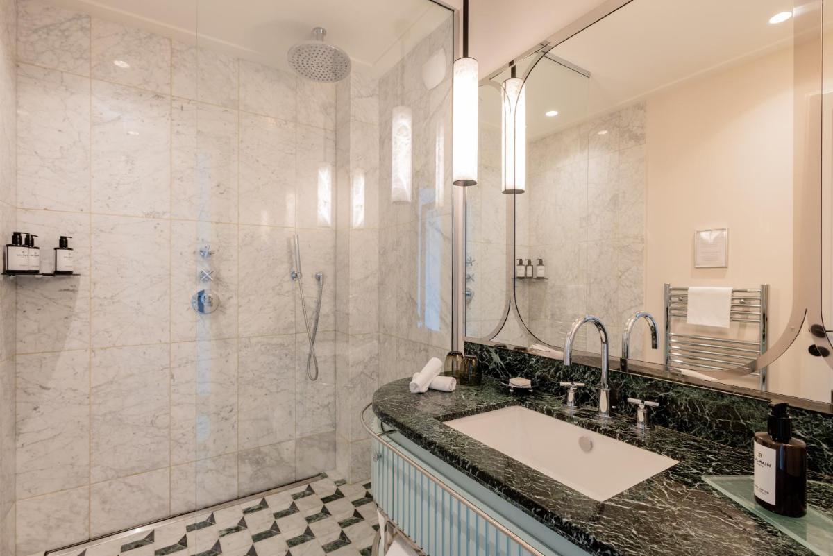 Salle de bains dans l'établissement Mondrian Cannes