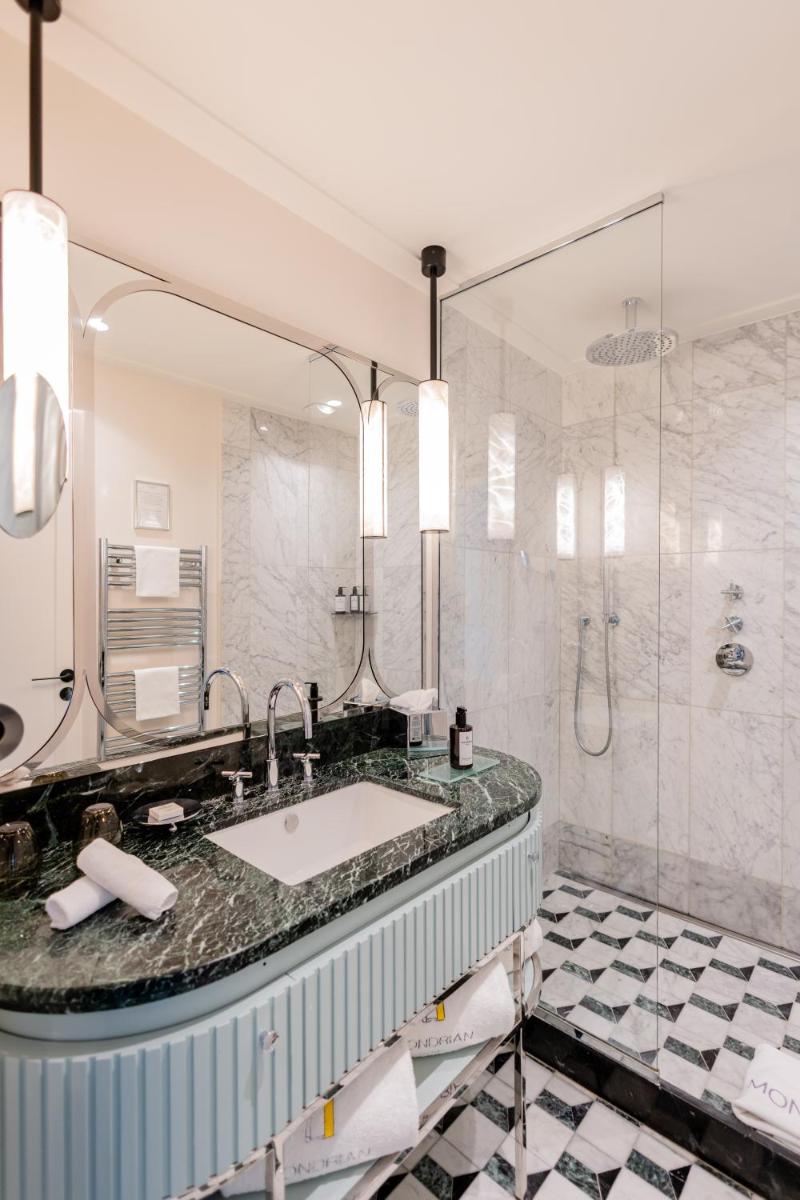 Salle de bains dans l'établissement Mondrian Cannes