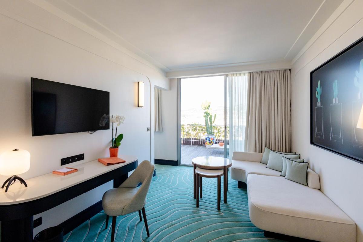 Télévision ou salle de divertissement dans l'établissement Mondrian Cannes