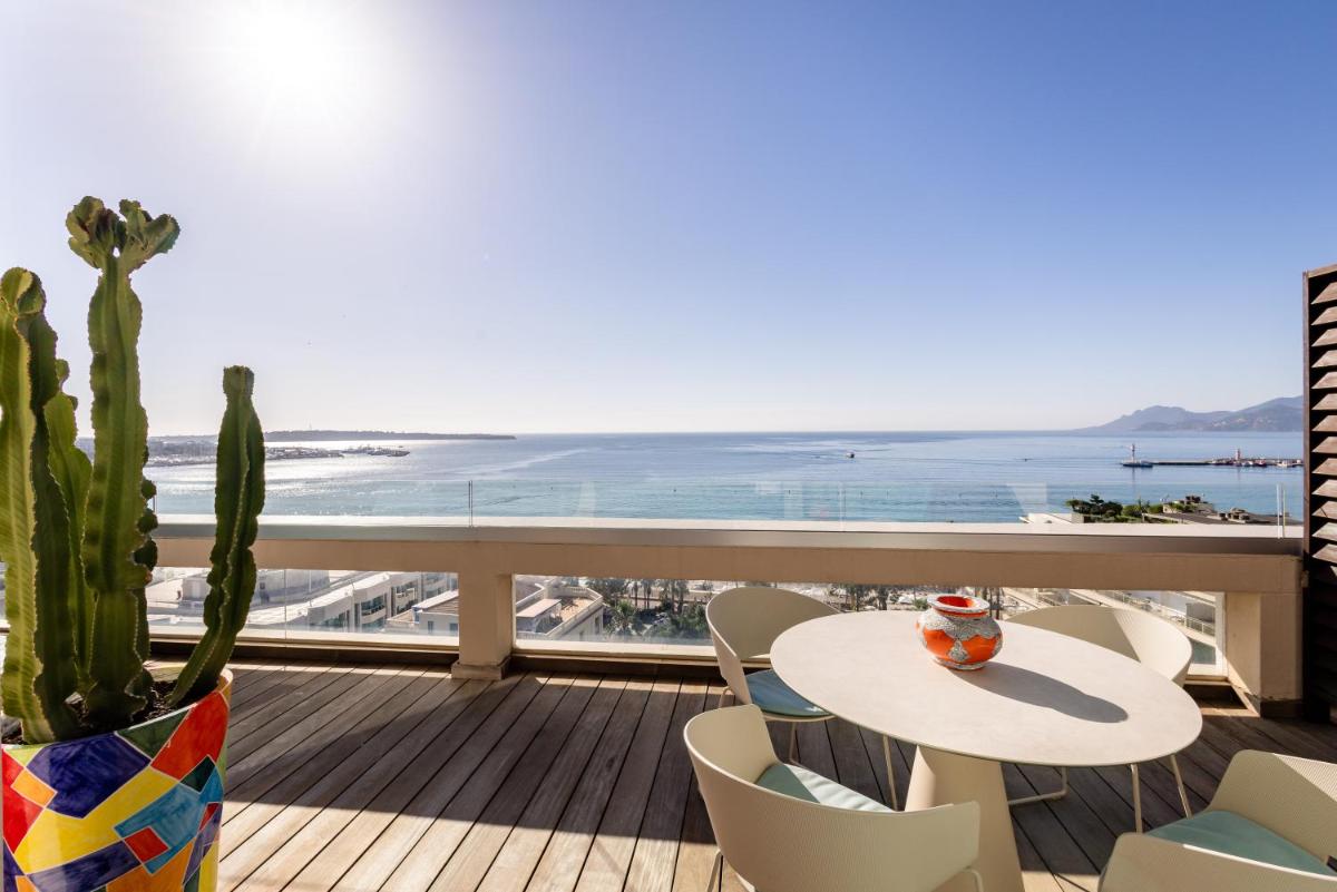 Vue générale sur la mer ou vue sur la mer prise depuis l'hôtel