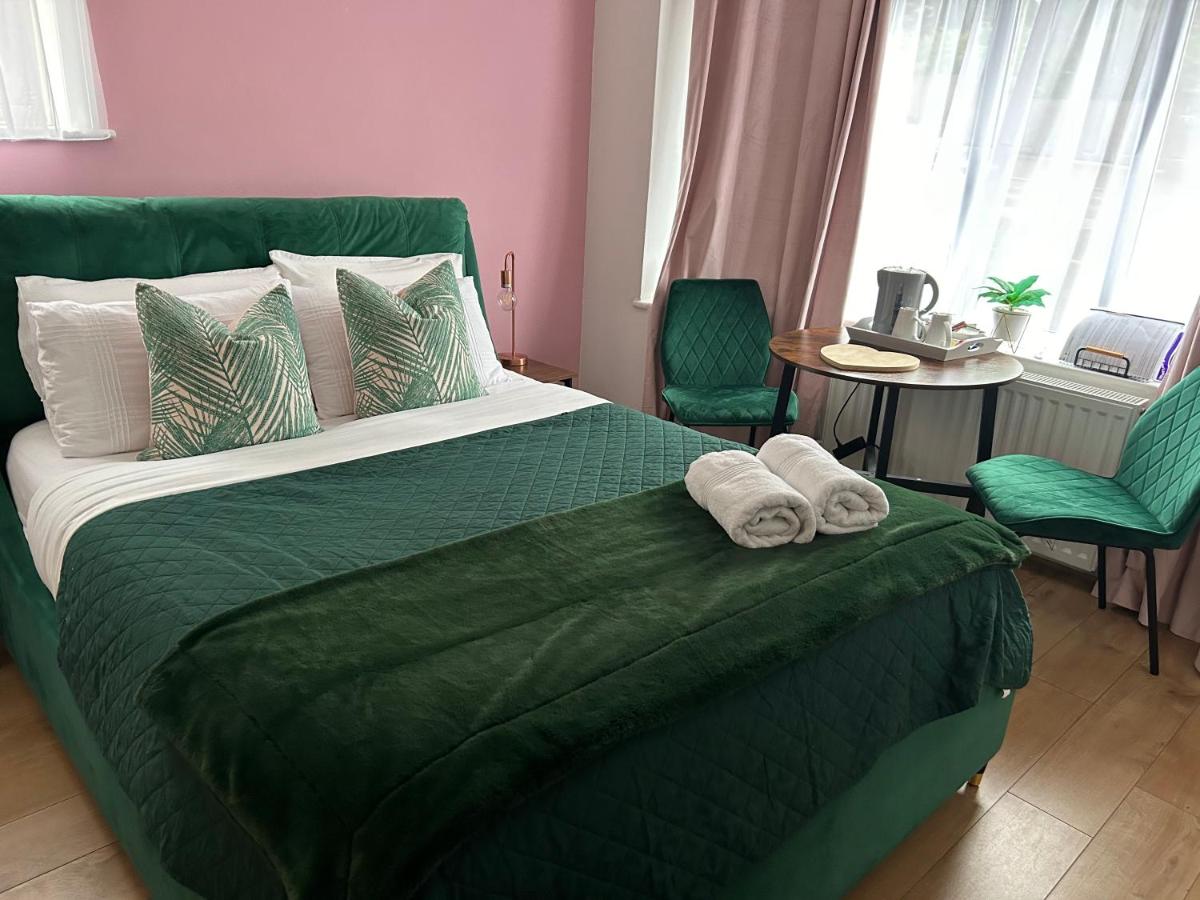 The Lily Pad Self contained, private entrance and free parking - Housity