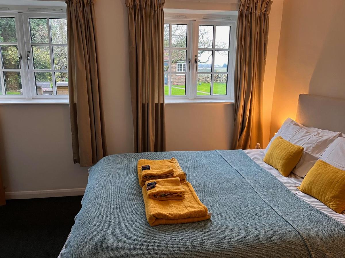 Green Cottage in grounds of Grade II* Frognal Farmhouse - Housity