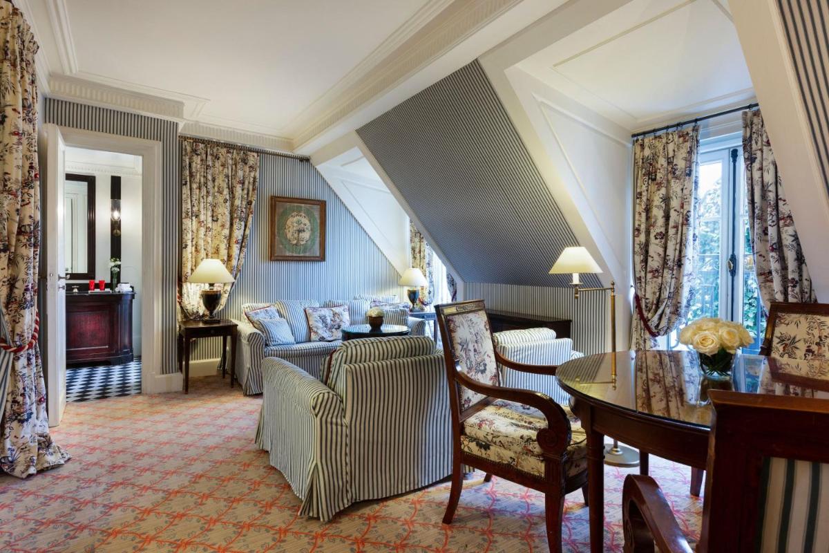 Coin salon dans l'établissement Le Dokhan's Paris Arc de Triomphe, a Tribute Portfolio Hotel