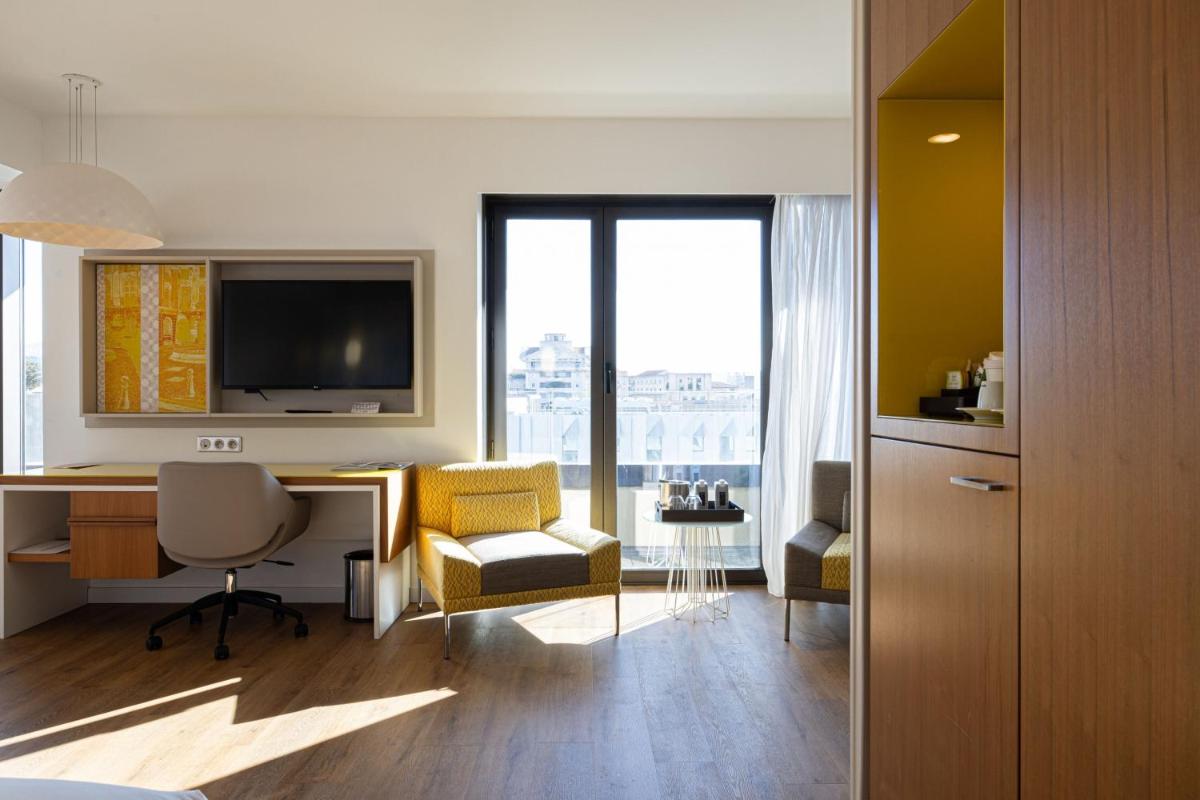 Télévision ou salle de divertissement dans l'établissement Renaissance Aix-en-Provence Hotel