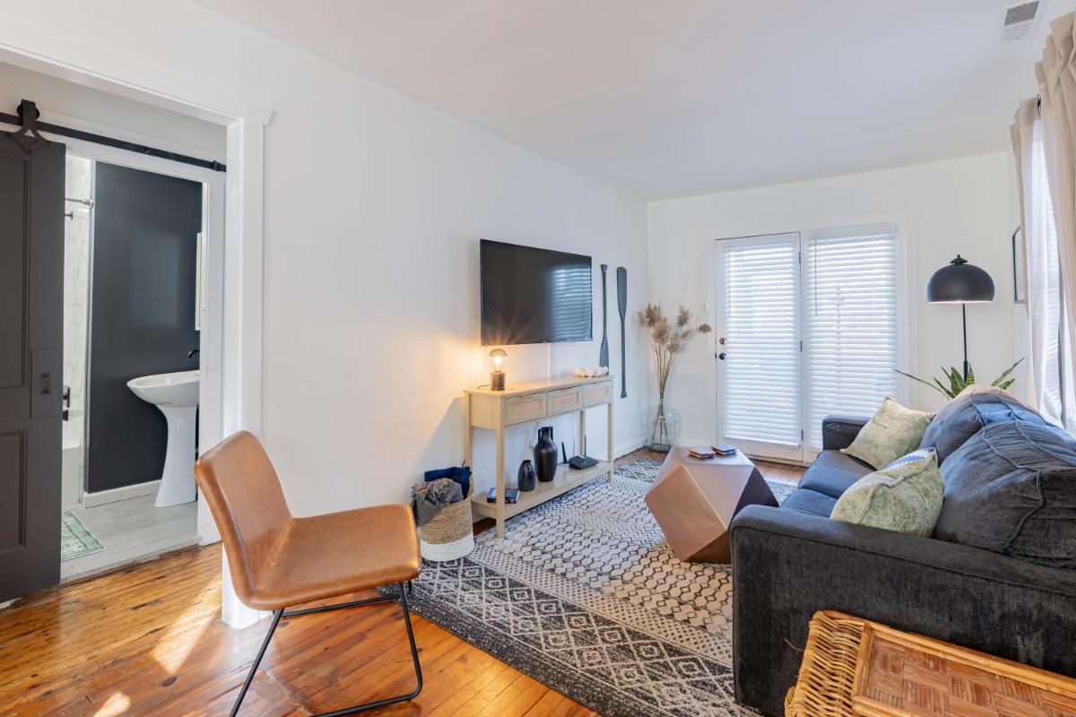 Cozy Beach Cottage Near The Bay - Housity