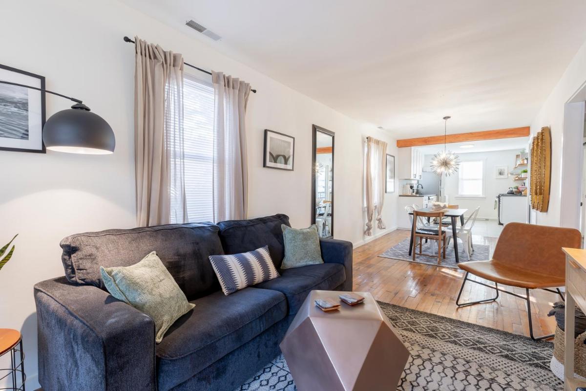 Cozy Beach Cottage Near The Bay - Housity