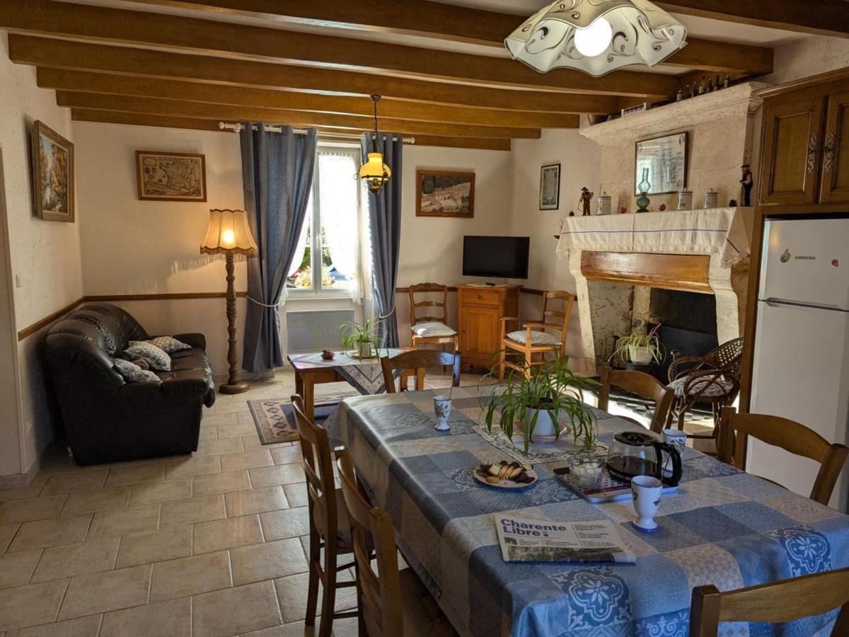Gîte familial avec jardin au bord de l'eau, terrasses, vélo, jeux, proche Charente, WiFi inclus - FR-1-653-189 - Housity